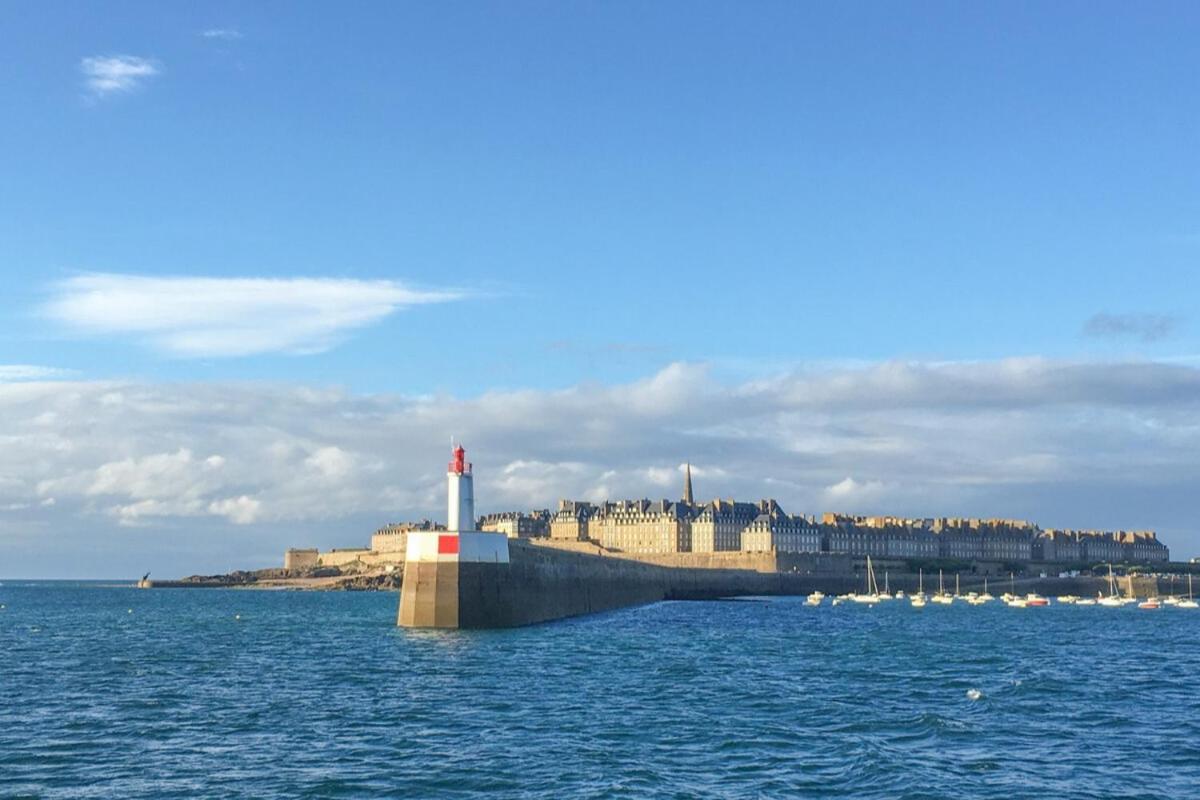 L Ostra 1, Standing Front De A Sur Le Port De La Houle