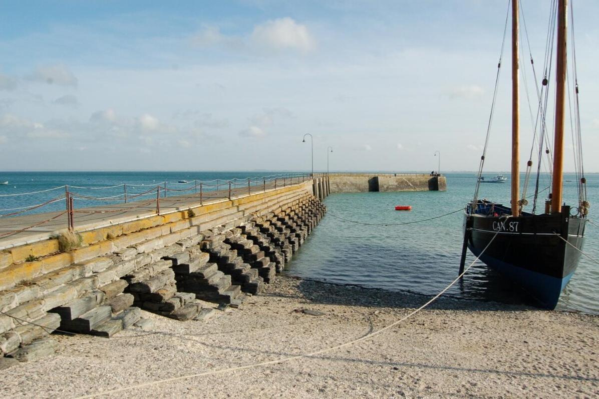 L Ostra 1, Standing Front De A Sur Le Port De La Houle Cancale